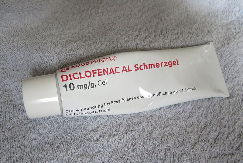 Das Bild zeigt eine Tube mit Diclofenac-Schmerzgel