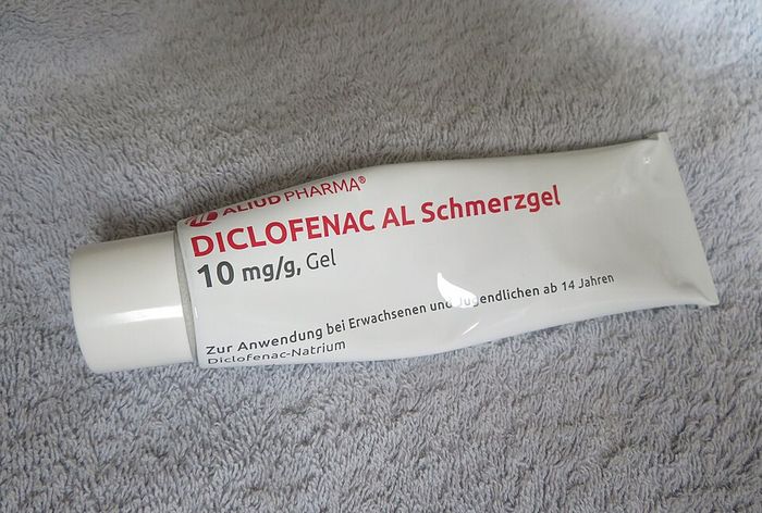 Das Bild zeigt eine Tube mit Diclofenac-Schmerzgel